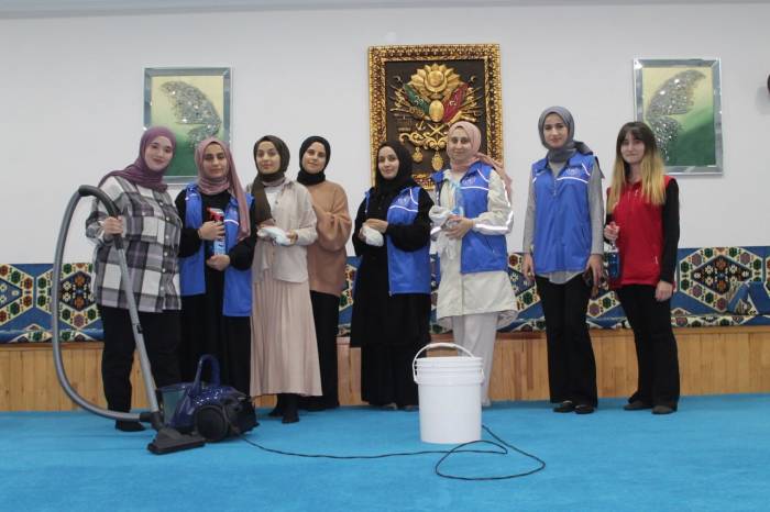 Gönüllü Gençlerden Takdir Toplayan Hareket: Köy Camisinde Gönüllü Temizlik Yaptılar