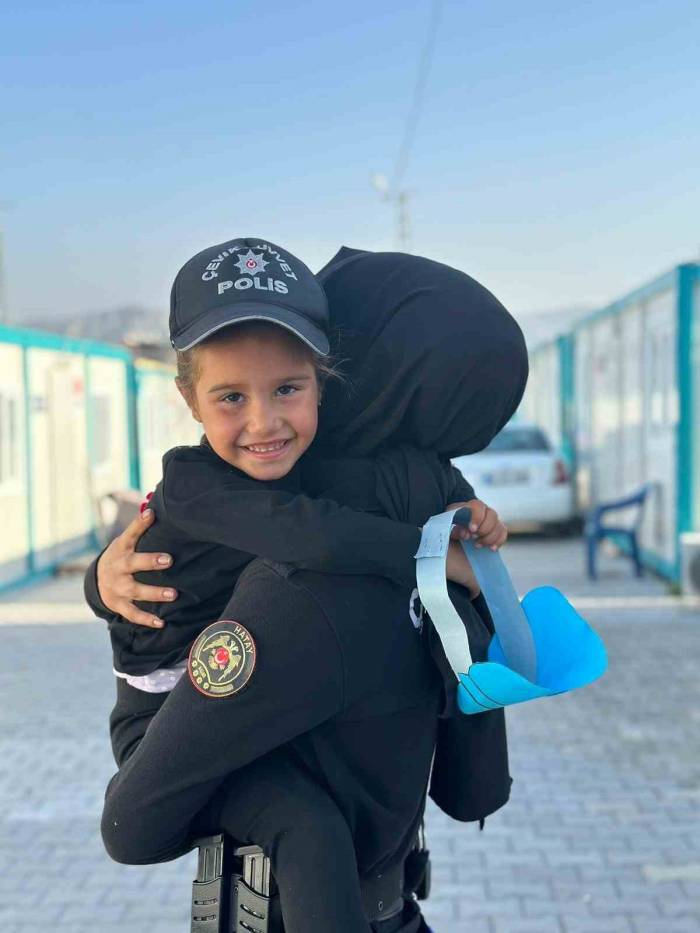 Hatay Polis Ekipleri Minik Öğrencilerle Doyasıya Eğlendi