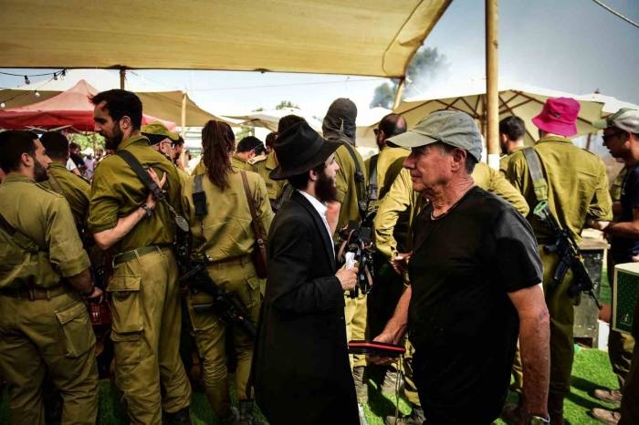 Harediler, İsrailli Askerlere Tefilin Giydirip Dua Okuttu