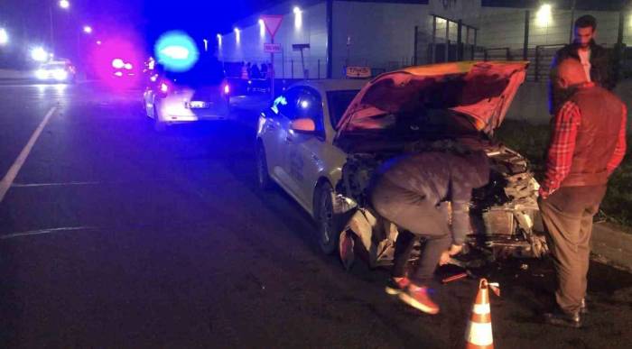 Ticari Taksi İle Otomobil Kavşakta Çarpıştı: 4 Yaralı