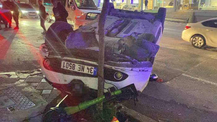 Halk Otobüsüne Çarpan Otomobil Takla Attı, 1 Kişi Yaralandı: Çarpma Anı Kamerada