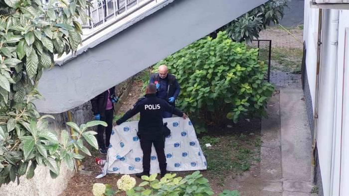 7. Katın Penceresinden Düşen Kadın Hayatını Kaybetti