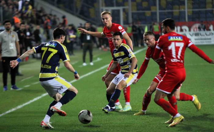 Trendyol Süper Lig: Mke Ankaragücü: 0 - Antalyaspor: 2 (İlk Yarı)