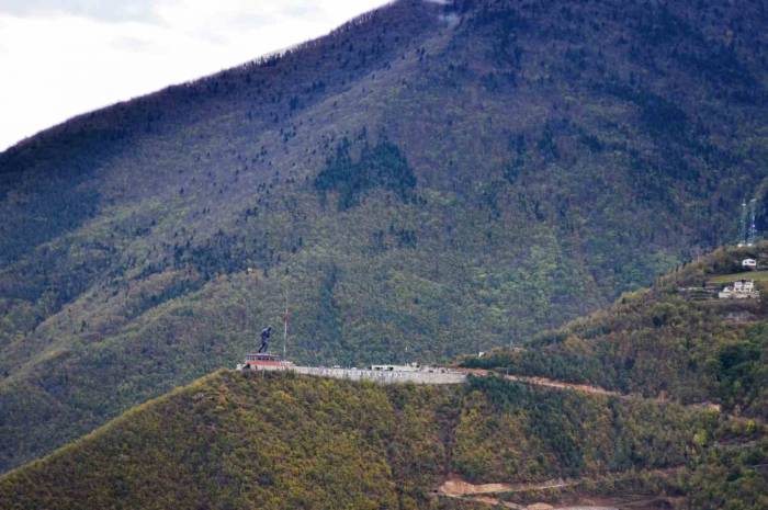 Türkiye’nin En Büyük Atatürk Heykelinin Yer Aldığı Artvin Atatepe’de Bayrak Yarına İndirildi