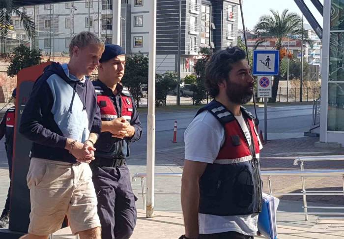 Antalya’da 35 Bin Erosu Gasp Edildikten Sonra 2 Şüpheliyi Aracıyla Çarparak Öldüren Ukraynalı Turist Tutuklandı