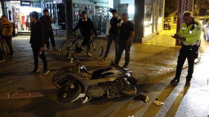 Motosiklet Ticari Araç Ve Otomobilin Karıştığı Zincirleme Kazada Motosiklet Sürücüsü Yaralandı