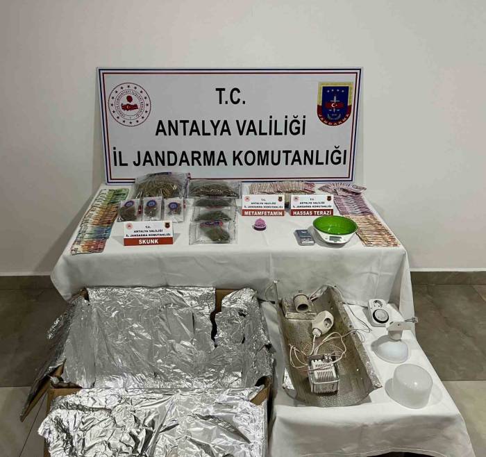Antalya’da Ruhsatsız Silah Ve Uyuşturucu Operasyonu: 3 Şüpheli Yakalandı