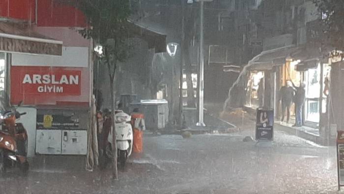 Edremit’te Yağış Sebebiyle Gün Adeta Geceye Döndü.