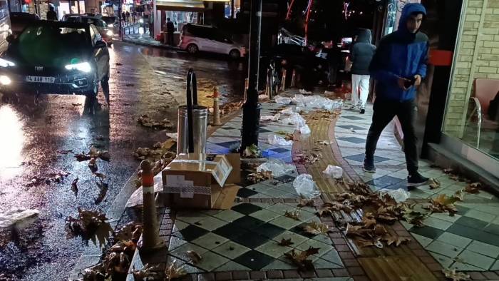 Bartın’da Şiddetli Rüzgar Yolu Çöplüğe Çevirdi