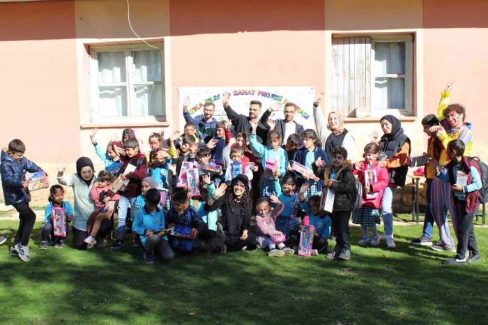 Köy Okullarındaki Öğrenciler, Bilim Ve Sanatla Buluşturuldu