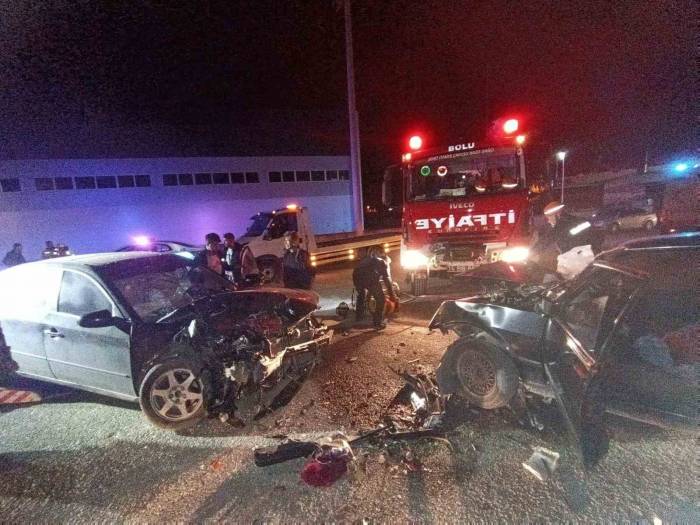 İki Otomobil Kafa Kafaya Çarpıştı: Sürücü Araçta Sıkıştı