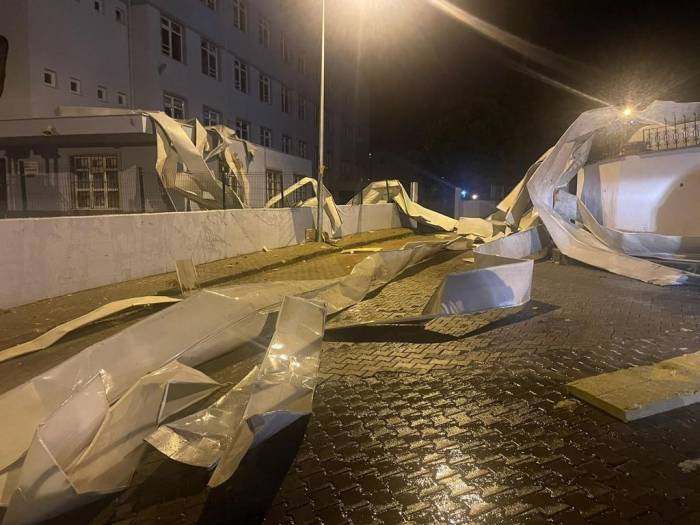 Gemlik’te Okulun Çatısı Araçların Üzerine Uçtu