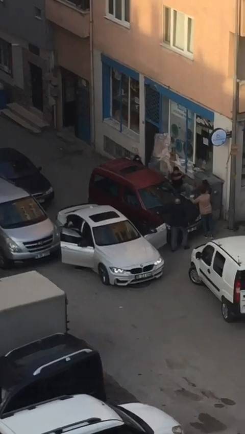 Yol Verme Tartışması Caddeyi Boks Ringine Çevirdi... O Anlar Kameraya Böyle Yansıdı
