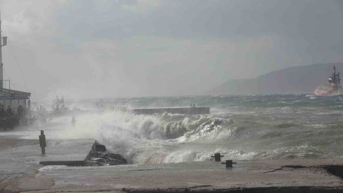 Dev Dalgalar Sahili Dövdü, Feribot Dev Dalgalarla Mücadele Etti