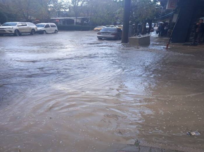 Gönen’de Şiddetli Yağış Hayatı Olumsuz Etkiledi