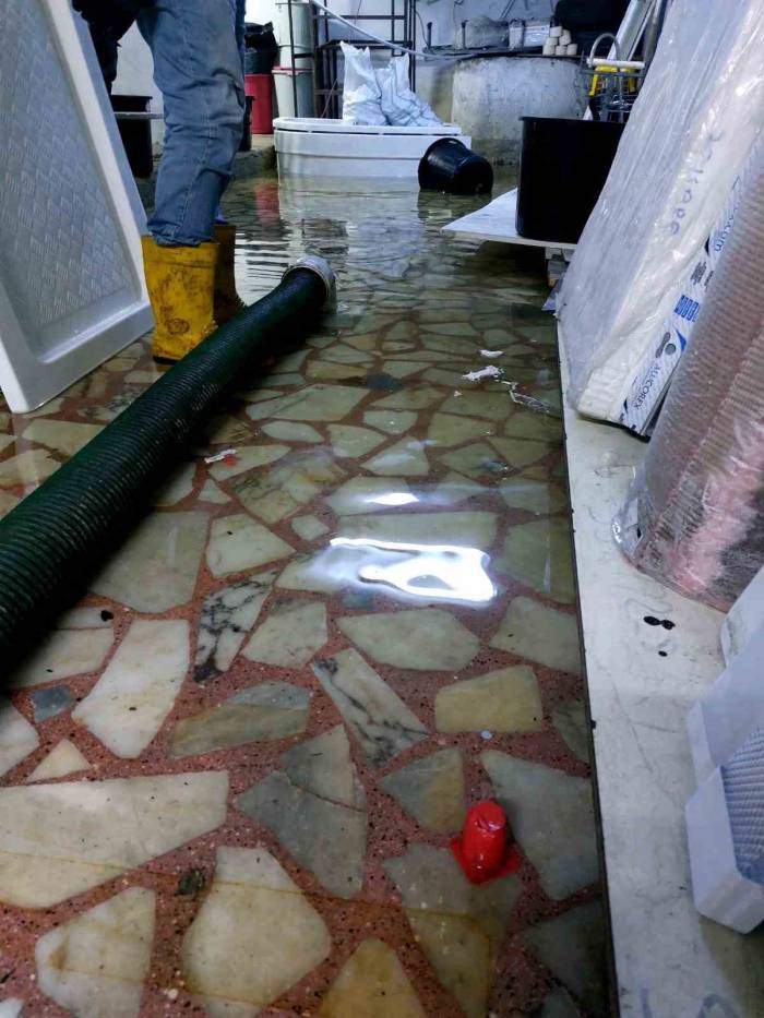 Güngören Belediyesi Tarafından Yürütülen Yıkım İşlemi Sırasında Yan Binanın Dükkanını Su Bastı