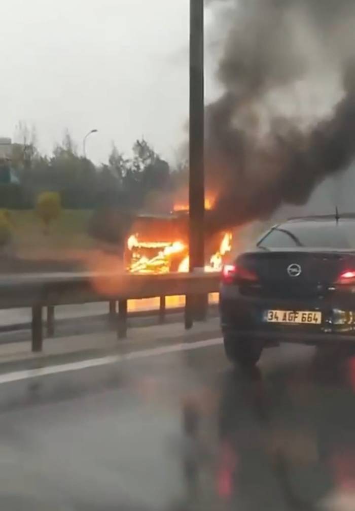 Sancaktepe Tem Otoyolu’nda Yanan Minibüs Alev Topuna Döndü