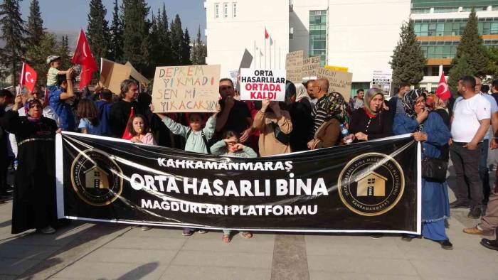 Orta Hasarlı Bina Sakinlerinden Düdüklü Eylem