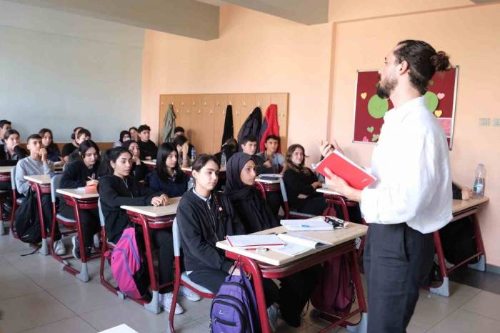 Sezai Karakoç Repliklerle Tanıtıldı