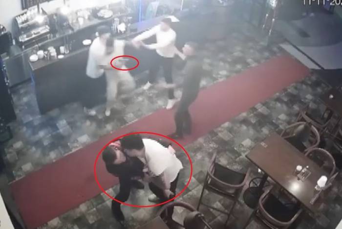 Eli Silahlı 2 Kişi, Ünlü Şarkıcının Sahne Aldığı Mekana Saldırısı Kamerada