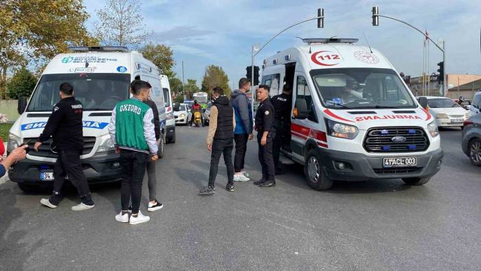Halk Otobüsü Kırımızı Işık İhlali Yaptı: 1’i Ağır 2 Yaralı