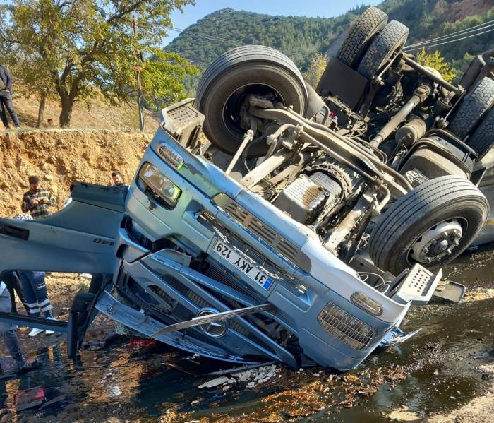 Osmaniye’de Yakıt Tankeri Devrildi: 2 Kişi Hayatını Kaybetti
