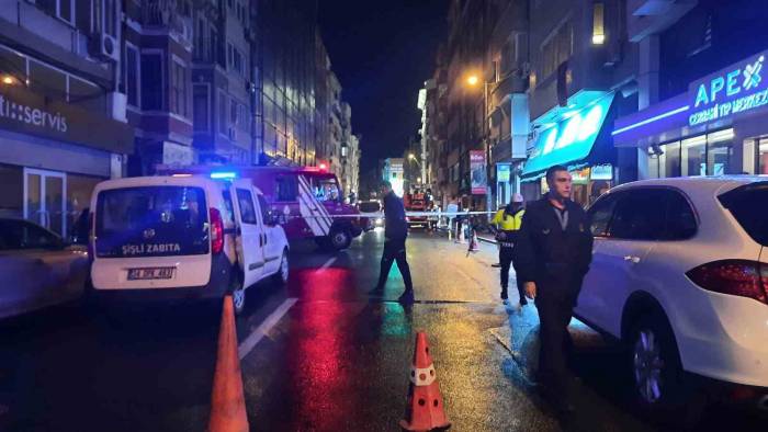 Şişli Abide-i Hürriyet Caddesi’nde Binadan Düşen Parçalar Nedeniyle Yol Trafiğe Kapatıldı