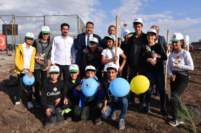 Siverek’te Yüzlerce Fidan Toprakla Buluşturuldu