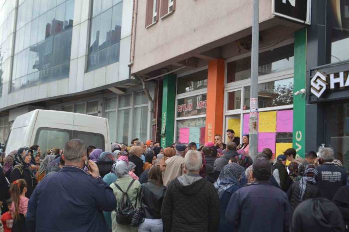 Tavşanlı’da Tekstil Mağazası Açılışında İzdiham