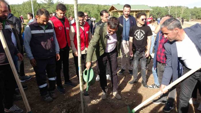 Uşak Belediyesi 11 Bin Fidanı Toprakla Buluşturdu