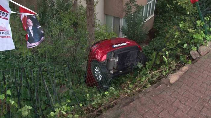 Üsküdar’da Yoldan Çıkan Otomobil Bina Boşluğuna Düştü
