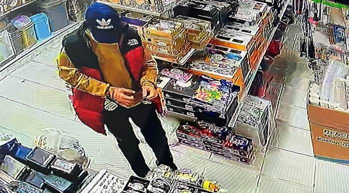 Arnavutköy’de Telefoncuya Giren Hırsız Kombinine Uygun Saat Ve Kordon Çaldı