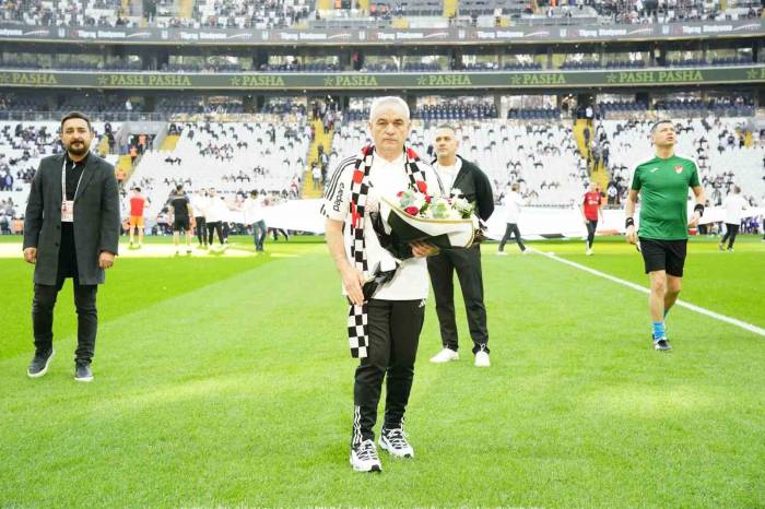 Dolmabahçe’de Rıza Çalımbay’a Sevgi Gösterisi