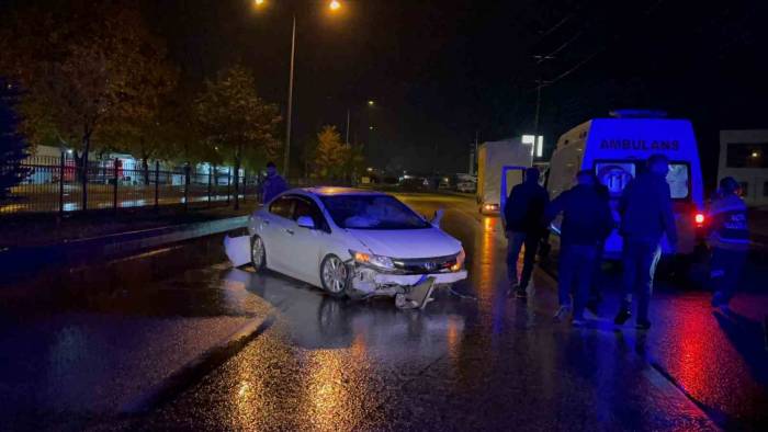 Bariyerlere Çarpan Otomobilde 5 Kişi Yaralandı
