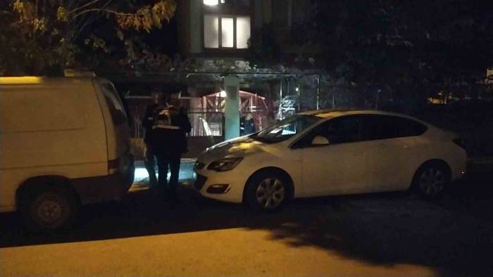 Baba-oğul Kavgasını Ayırmaya Çalışan 3 Kişi Bıçaklandı