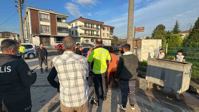 Viraja Sert Girince Otomobile Çarptı, Ortalık Karıştı