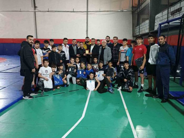 İşadamlarından Genç Güreşçilere Destek