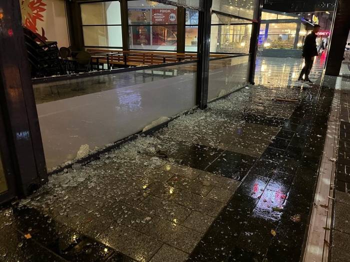 Esenyurt’ta Protesto İçin Kahve Dükkanına Giren Şahıslar, Camları Kırdı