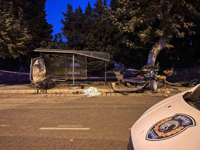 Ağaca Çarpıp İkiye Bölünen Otomobilin Sürücüsü Öldü