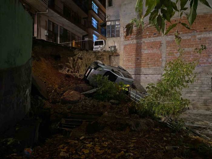 Kocaeli’de Yol Çöktü, Araç İnşaat Temeline Yuvarlandı