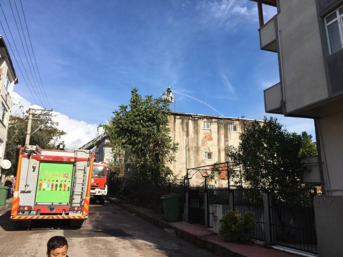 3 Katlı Binada Çıkan Yangın Panik Oluşturdu