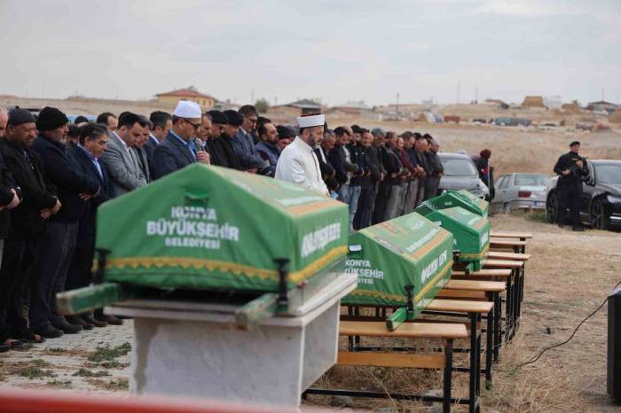Konya’daki Feci Kazada Hayatını Kaybeden Aynı Aileden 5 Kişi Toprağa Verildi