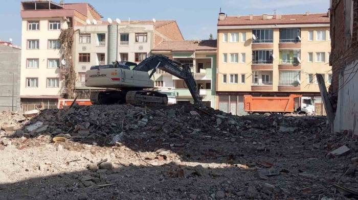 Malatya’da Ağır Hasarlı Binaların Yıkımı Sürüyor