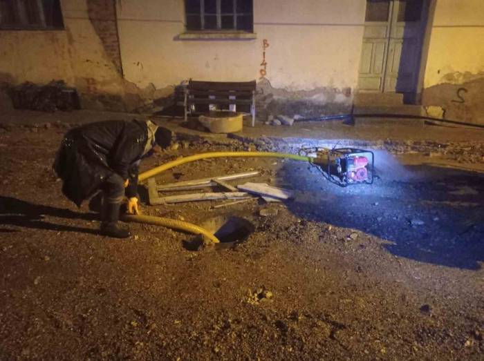 Manisa Büyükşehir Ve Maski, Sağanak Yağış Boyunca Sahadaydı