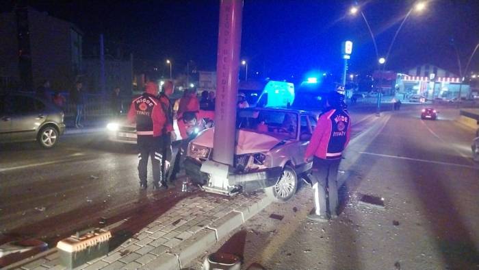 Niğde’de Otomobil Elektrik Direğine Çaptı: 3 Yaralı