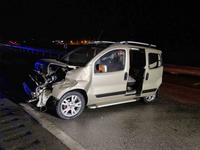 D100’de Hafif Ticari Araç Bariyerlere Çarptı: 4 Yaralı