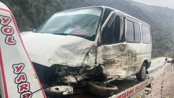 Köşk’te İki Minibüs Çarpıştı: 2 Yaralı