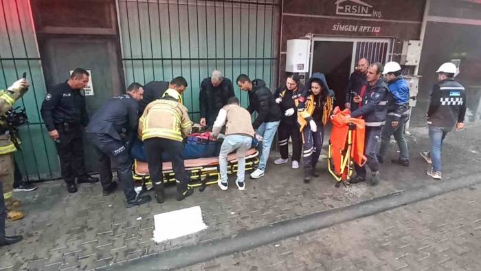 Balıkesir’de Yangın, Bir Kişi Dumandan Etkilenerek Hastaneye Kaldırıldı