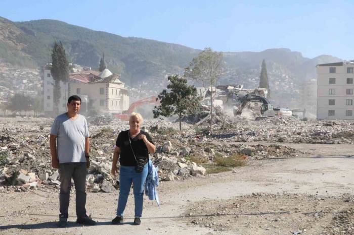 Depremzedeler 9 Aydır Haber Alamadıkları Yakınlarını Umutla Bekliyor