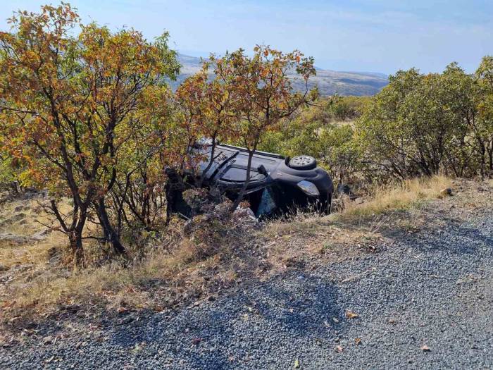 Elazığ’da Hafif Ticari Araç Şarampole Yuvarlandı: 3 Yaralı